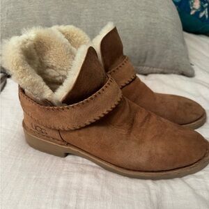 UGG McKay 7.5 Tan Suede Ankle Boots with Plush Lining